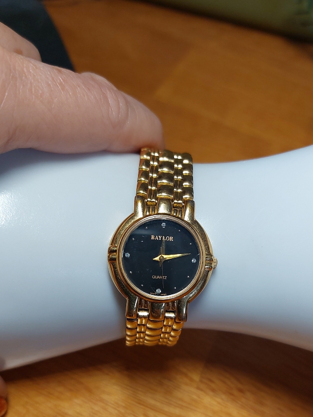 Vintage Baylor Working Ladies 6.5" Goldtone Watch Black Face - Picture 3 of 9